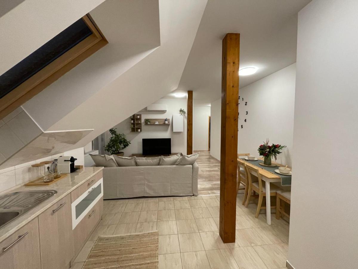 Taverna Apartman Monor Bagian luar foto