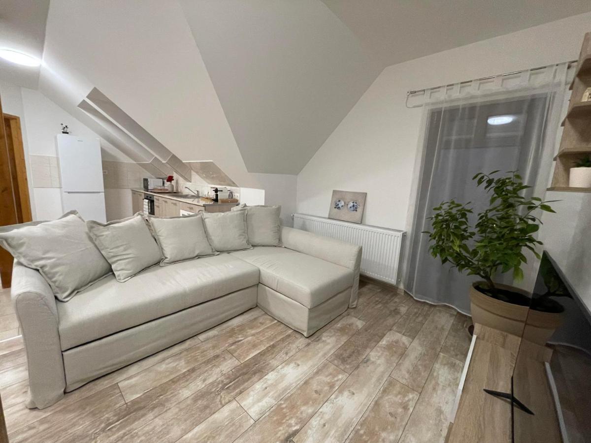 Taverna Apartman Monor Bagian luar foto