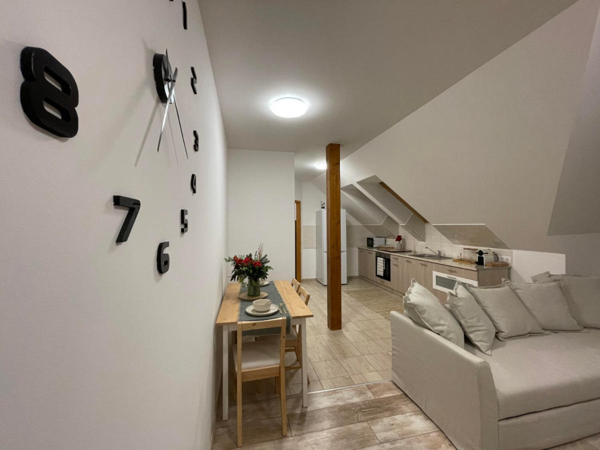 Taverna Apartman Monor Bagian luar foto